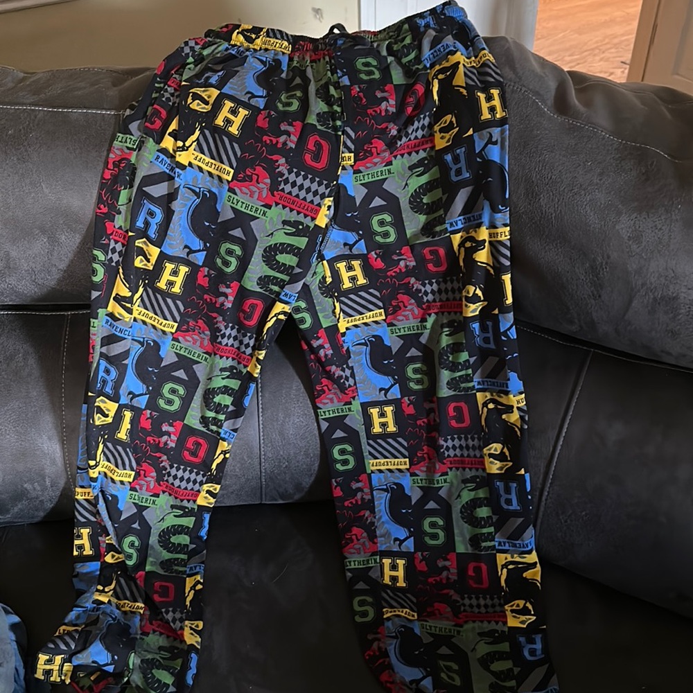 Harry Potter men’s pajama pants featuring all the houses. Size small
